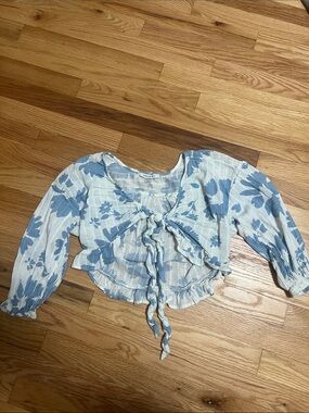 American Eagle Outfitters Light Blue Floral Tie-Front Crop Top